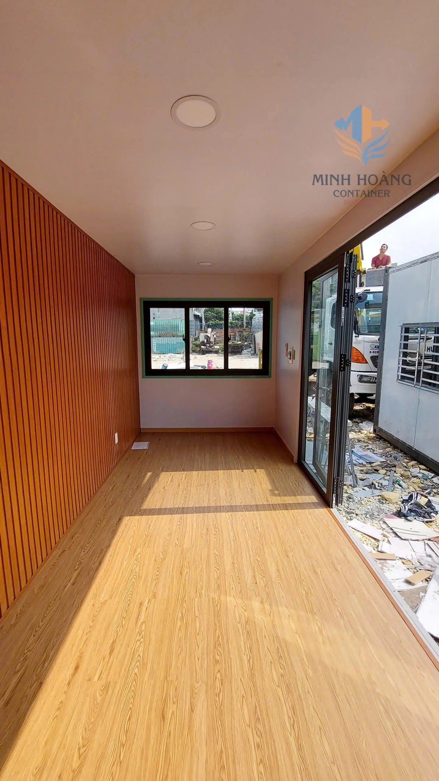 Container Văn Phòng 20 Feet Xám Hiện Đại – Nội Thất Ốp Gỗ Cao Cấp, Cách Nhiệt Tuyệt Đối